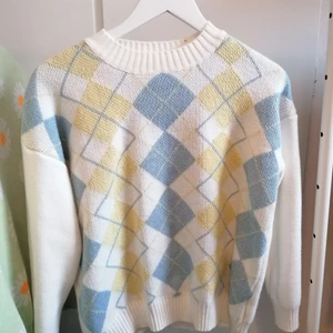 Argyle tröja - Sjukt mysig och tjock tröja i argyle stil, har aldrig blivit använd bara tvättad 1 gång, 160 kr inklusive frakt. Storlek S-M men passformen är lite oversized. 