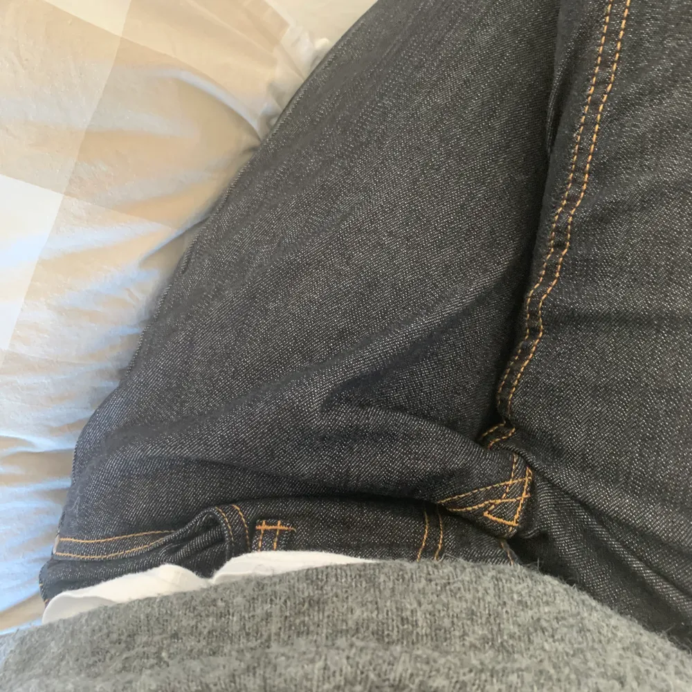 Assnygga lågmidjade jeans som tyvär inte kommit till användning, mörkblå/grå färgen visas bäst på sista bilden! Inte slitna alls,  väldigt sparsamt använda. Jag är 170cm lång💕. Jeans & Byxor.