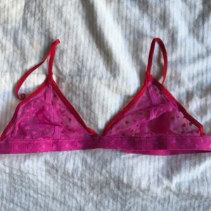 Bygellös bh med hjärtan💕 - En supergullig bygellös bh i tyll med små hjärtan. Passar någon med liten byst.