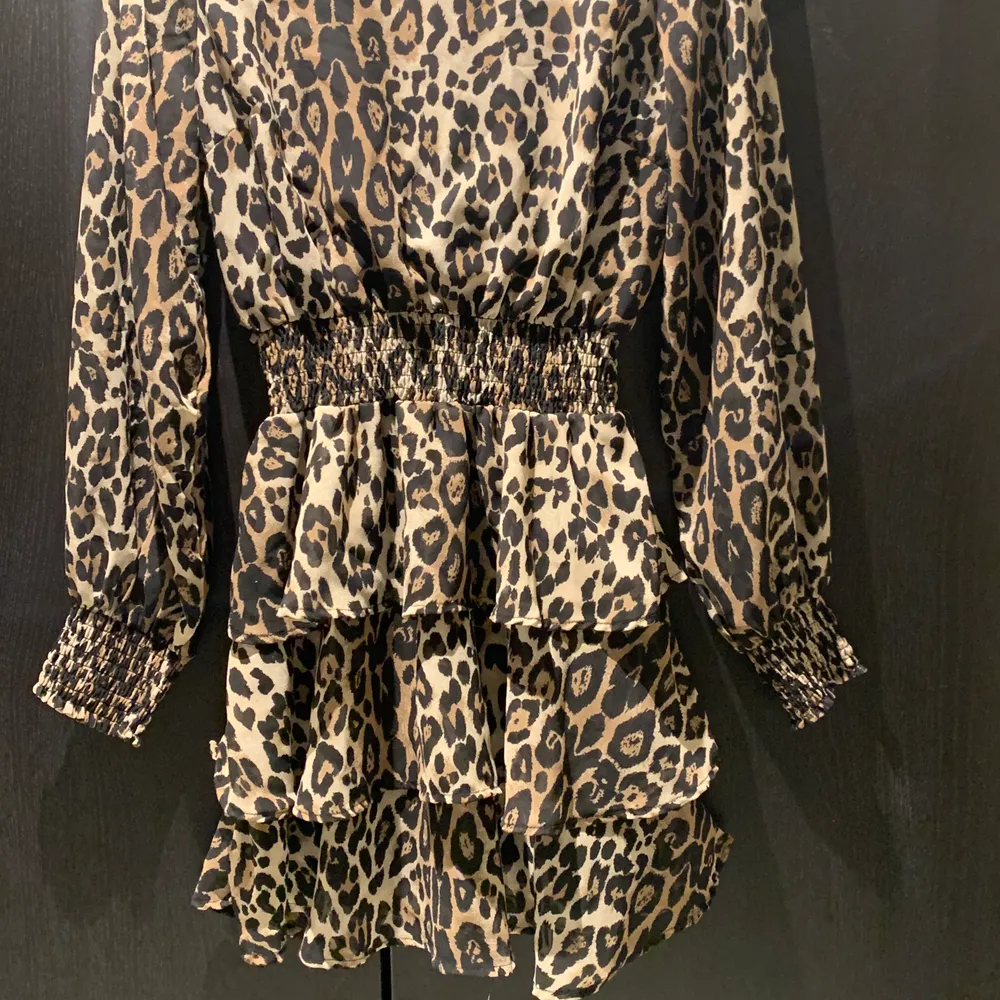 En klänning med leopardmönster, superfin men kommer inte till användning längre, säljer för 90kr + frakt . Klänningar.
