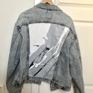 Målad jeansjacka - Oversized jeansjacka som jag målat själv! Jackan har säkerhetsnålar längst armarna. Om fler är intresserade kan budgivning startas. 
