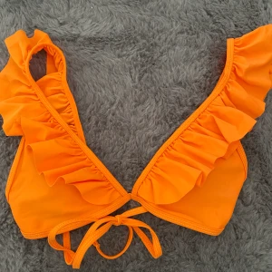 bikiniöverdel - en jättefin bikiniöverdel som är köpt här på plick men som aldrig kommer till användning. den är i storlek m enligt shein men passar även en xs-s. frakt 44kr, (totalt 114)