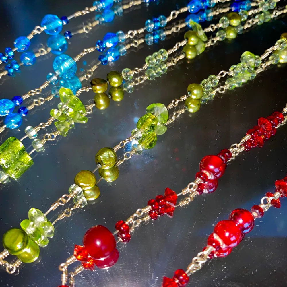 Tre handgjorda halsband, med fina glaspärlor i olika färger❤️halsbanden säljs styck❤️ 1 halsband: 150kr 2 halsband: 250kr 3 halsband: 300kr Spännena är försilvrade, och frakten bjuder jag på🥰 (!BLÅ SÅLD!) (!RÖD SÅLD!)                                                                                —————————————————————————————           Jag kan göra specialbeställda smycken, det är bara att höra av dig❤️🌟 —————————————————————————————                    Kika gärna in på min profil, säljer en massa olika handgjorda smycken💃🏼 perfekt till dig själv eller i present till någon❣️✨        . Accessoarer.
