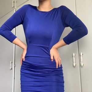 Elegant dress size S - En djupt blå snygg och elegant klänning med charmig passform som framhäver midja, höfter och rumpa.  Säljer då den inte kommit till användning. Aldrig använd bara testad, nyskick. 