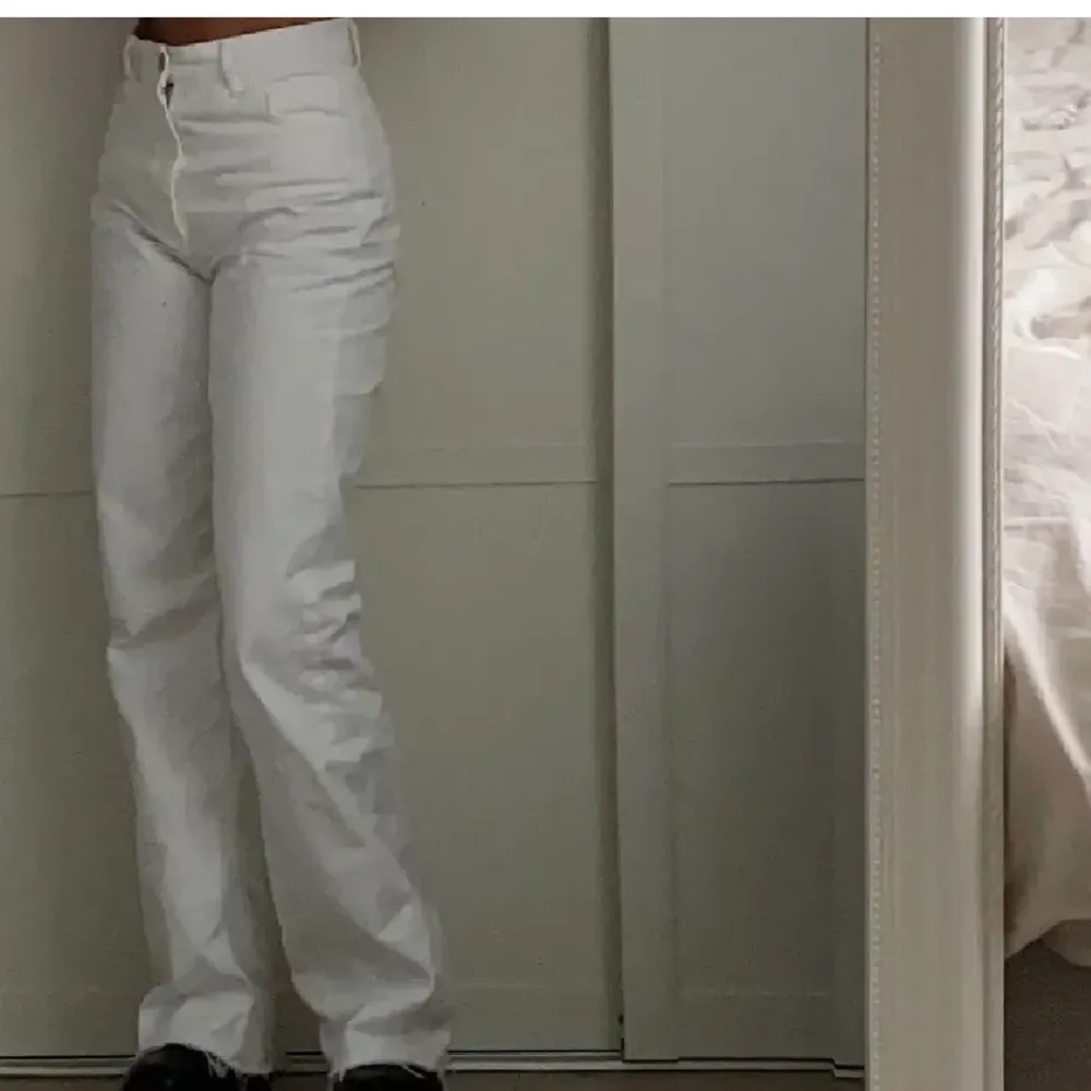 Säljer mina xara 90s full lenght jeans i storlek 34 för mer bilder och information kontakta . Jeans & Byxor.