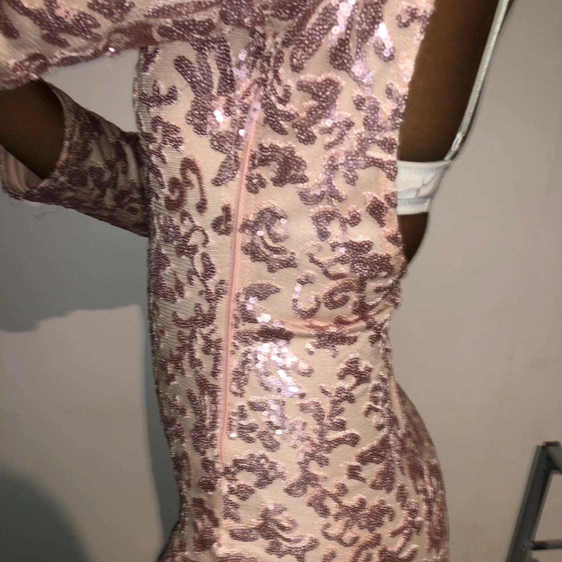 Rosa festklänning med mönster - 91