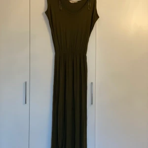 Långklänning - Militärgrön långklänning med slits! Använd Max en gång