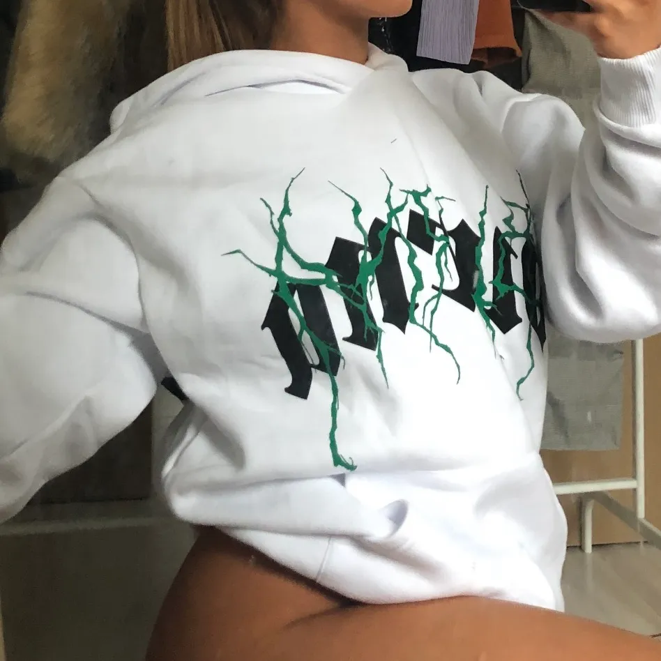 Hoodie från Burna Boys merch i storlek 36. Sitter perfekt oversized.. Tröjor & Koftor.