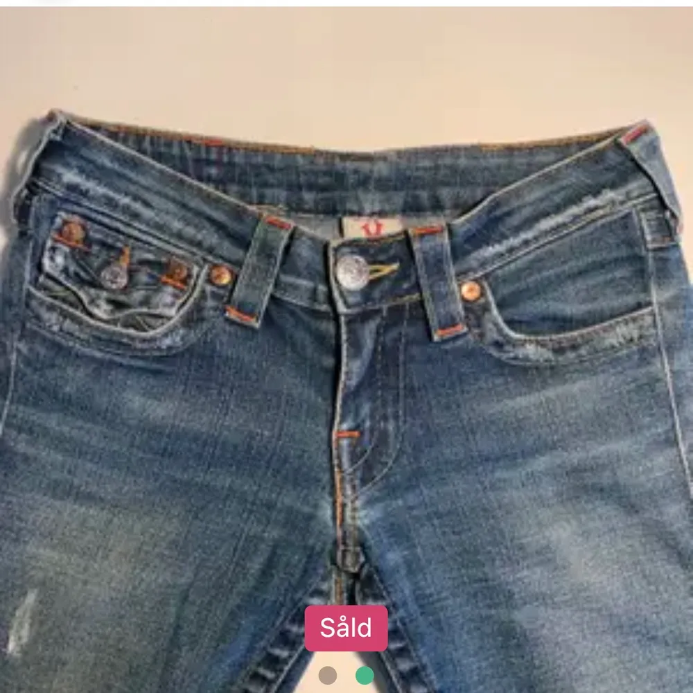 lågmidjade bootcut jeans från true religion, är tyvärr för små för mig! köpa på plick. de två första bilderna är den tidigare säljaren och kan såklart skicka fler (lite mörkare än de verkar på de två första). Jeans & Byxor.