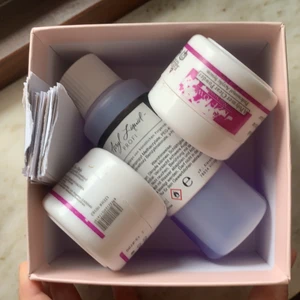 Naglar  - Säljer akrylnagel sett med två akrylpulver vitt och clear,en halvt full akryl vetska från justNails och 26 stycken mallar(köparen står för frakten)pris kan diskuteras 