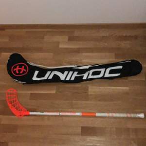 Ett elegant innebandy kit som aldrig använts. Har dock provat klubban, därav lite smuts på handdaget. Väskan håller klubban och har ännu en ficka där mindre grejer får plats. Glasögonen kommer med en egen väska inklusive en duk för rengöring :) 