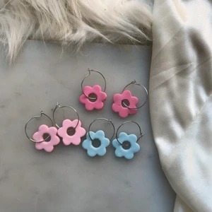 Blom creoler örhängen - Handgjorda örhängen i polymer lera🥰 helt perfekta nu till våren!! 59:-/par✨ två par för 99:-🌸 fri frakt!!