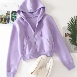 Lila tröja i storlek m - Lila hoodie med dragkedja i storlek m men passar bättre som s. Jättemysig och mjukt material. Använd och tvättad en gång men som ny i skick. Superfin men har aldrig fått användning av den pga att den inte riktigt är min stil. Skriv vid intresse och pris kan alltid diskuteras <3