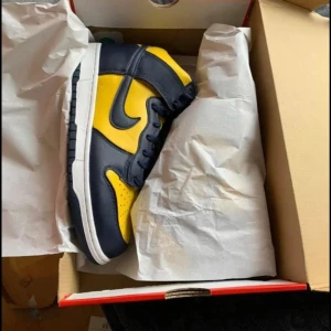 Nike Dunk Hi Michigan us9,5/eu43 - Säljer Nike dunk hi Michigan, strolek us9,5/43                       Ds och allt og, bid 1650kr köp nu 1850kr 
