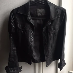 Snyggaste ”jeansjackan” i fejkläder - Nu säljs den snyggaste jackan i min samling. Den har hängt med många år och varit favoriten vår/sommar/höst. I fejkläder med lite patina, storleken är S och jag är XS och den sitter nätt på mig, snyggast med endast en tshirt. Katt finns i hemmet. Köpare betalar frakt