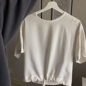 Snygg vit blus - Jättefin och skön vit blus🤍 Använd i fåtal gånger och är därmed i bra skick🤍 Blusen har ett band längst ner som kan justeras + dragkedja i nacken/ryggen🤍 Frakt tillkommer på 60kr, därför är priset på blusen nedsatt🤍