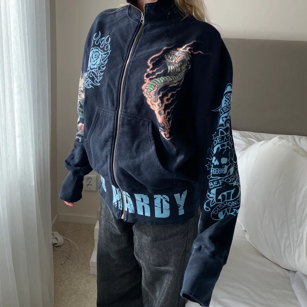 *INTRESSEKOLL* super cool Ed Hardy zip!! Sitter som en herr M och dam L, står S i nacken dock. Modellen är 163 & har dam XS/S. Rätt gammal men ganska bra skick, endast ett litet hål som blivit snyggt lagat och som inte syns. Tar bud från 400kr, vill du ha fler bilder så är det bara att fråga!:)) frakt tillkommer!. Hoodies.