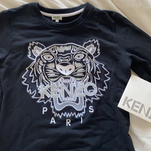 Kenzo tröja - Säljer nu min kenzo tröja som jag köpte i london september 2018. Dock har jag inte använt den mycket alls. Så den är i extremt bra skick. Kvitto finns och den köptes för 185 pund vilket är ca 2100 kr. Mitt pris-1000