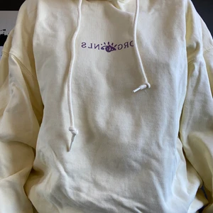 Gul hoodie med tryck - En gul hoodie från jack and jones. Endast använd 1 gång. Säljer pga att inte använder. Strl. S