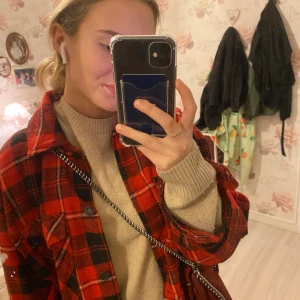 Rutig jacka  - Säljer en tjockare rutig skjortjacka i rutigt mönster💕aldrig använt så kan garantera bra skick.