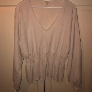 Vit blus - Vit blus med vida ärmar och tajtare i midjan storlek M