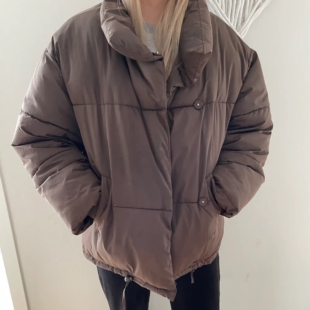 Super skön och snygg brun jacka från nakd i storlek XS men är oversized i modellen. Perfekt till våren.   . Jackor.