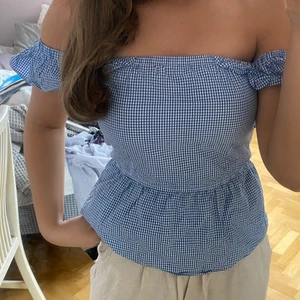 Topp h&m - Sååå söt topp från h&m i storlek 34. Man kan välja hur axlarna ska sitta. Somrig o fin. 90kr exklusive frakt på 39 kr ( postnord blå kuvert storlek S ). 