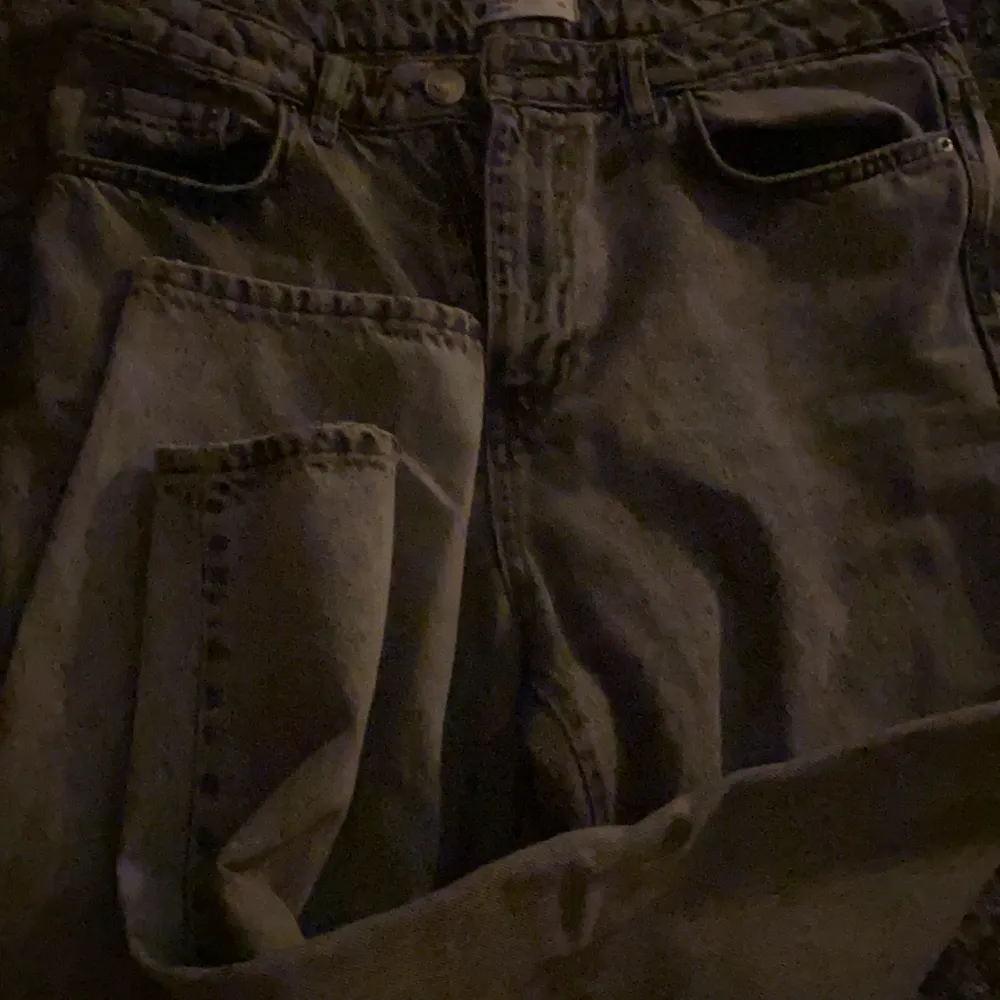Sköna mon jeans från Gina använda 1 gång ny skick kostade runt 400-500kr sälj för 250kr kan gå ner vid snabb affär 💙. Jeans & Byxor.