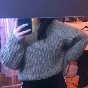 Grön stickad tröja - Väldigt fin mörk/smutsgrön stickad tröja från H&M. Den kostade 280kr ny och den har knappt kommit till användning. Inga fläckar, lösa trådar, hål eller liknande! Storlek M men skulle kunna passa S/L lika bra. Inte stickig alls om man ej gillar det. Varm och mysig!🎀😊