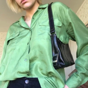 Så snygg väska! - Så snygg handväska! Värsta 90-talsviben! Fint skick! Bara att fråga om bild på fack önskas🥰 FRI FRAKT :)