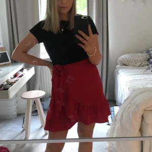 Röd kjol - Säljer denna supersöta röda kjolen med volang. Den är i jättebra skick och så fin verkligen men den har aldrig kommit till speciellt mycket användning pga storlek så därför säljer jag den❤️ kjolen är stretchig i midjan och man kan knyta hur hårt/löst man vill så den passar många☺️(Bilderna är från förra året så skriv privat om du vill ha fler bilder)