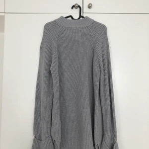 Stickad klänning - BIKBOK - Grå, mysig tröja från Bikbok som jag använt som klänning vid ett fåtal gånger. ✨