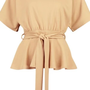 Blus  - Jätte fin blus med knytning från Boohoo. Använd ca 3/4 gånger. Super bra skick. Be om fler bilder privat💓