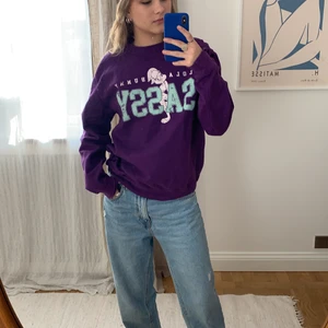 Tjocktröja från Looney Tunes, köpt på asos i storlek M - En  lila tjocktröja med tryck från Looney Tunes, köpt på Asos i storlek M. Säljer eftersom jag råka få två stycken. Denna är helt oanvänd. Orginal pris var 500kr