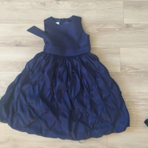 Blå klänning - Köptes några år sedan och passar inte mig längre 