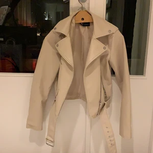 Zara skinnjacka  - Assnygg skinnjacka från Zara, använd ca 3-4 gånger men finns absolut inga slitage på jackan, storlek S. 
