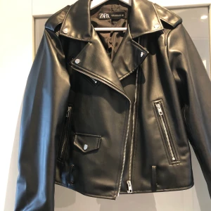 Skinnjacka  - Helt oanvänd skinnjacka från Zara, storlek xxl men väldigt liten i storleken så passar på mig som igentligen är strl S❤️ köparen står för frakten!