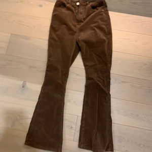 Bruna byxor  - Bruna utsvängda byxor beställde strlk M men dem sitter som XS