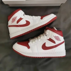 Jordan 1 Mid Reverse Chicago  - Hej! Säljer dessa jättesnygga Jordan 1 Mid Reverse Chicago!! Skirna är helt oanvända i perfekt skick! Vid köp ingår Orginalbox mm! 💫. Tveka inte att höra av dig vid eventuella frågor eller köp! 🤩