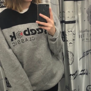 Sweatshirt - Jättefin oversized Reebok sweatshirt. Jättebra skick men använder inte alls längre tyvärr. Unisex, strlk L men sitter fint oversized på mig som har S