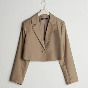 Beige kavaj - En beige kort kavaj från gina, köpt för 500kr och säljer för 200. Endast använd en gång så alltså i nyskick❤️