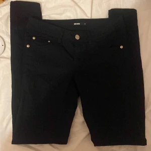 Jeans  - Jeans från Bikbok i storlek S. Vet inte frakten än 🖤