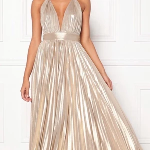 balklänning - säljer min oanvända balklänning då jag hittat en annan❤️storlek 34 och är från bubbleroom