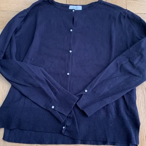 Zara stickad kofta - En marinblå Zara kids kofta med pärlknappar  i storlek 164 passar som xs. Pris + frakt 📦 