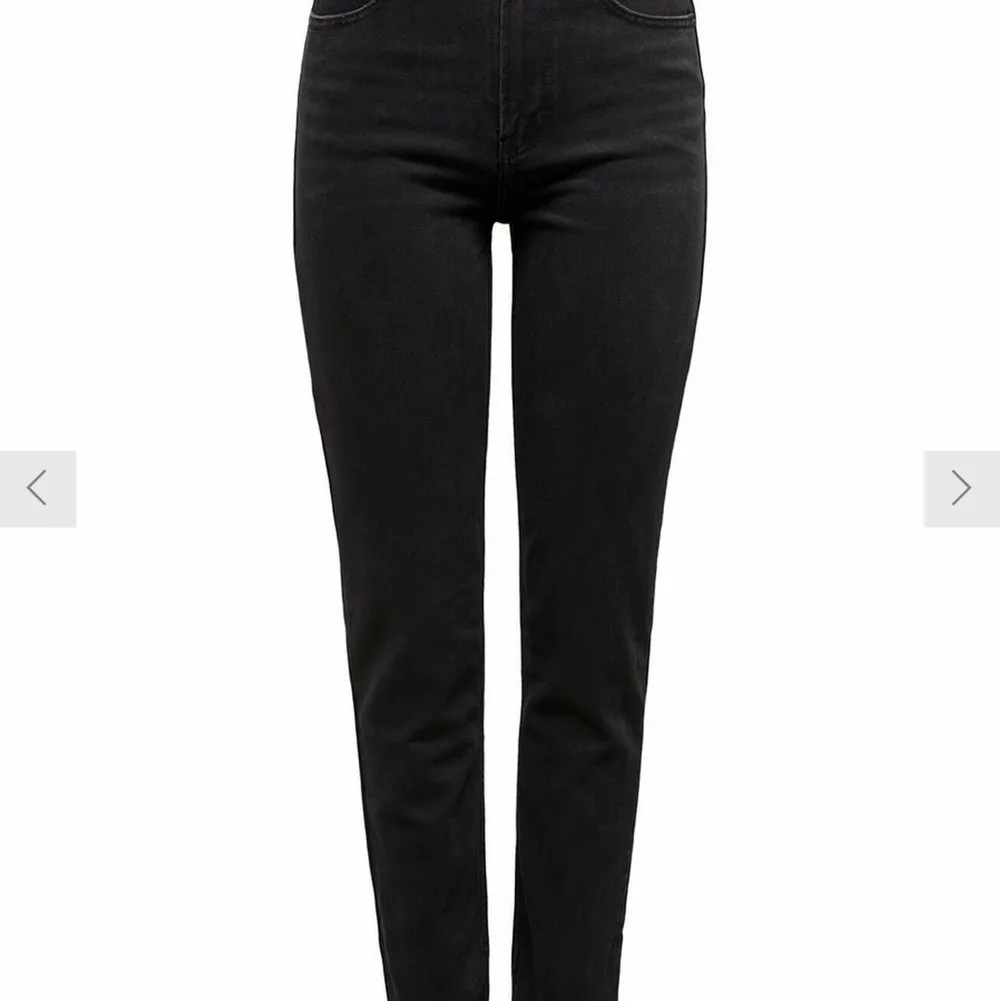 Washed black mom jeans från only, superfina!! Kan upplevas som små i storleken då det inte är så mycket stretch, storleken är w 30/L 34 , pris 120 kr +frakt 66 kr. Jeans & Byxor.