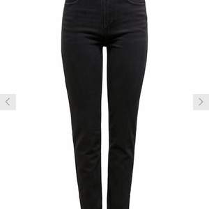 Washed black mom jeans från only, superfina!! Kan upplevas som små i storleken då det inte är så mycket stretch, storleken är w 30/L 34 , pris 120 kr +frakt 66 kr