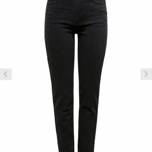 Emily mom jeans - Washed black mom jeans från only, superfina!! Kan upplevas som små i storleken då det inte är så mycket stretch, storleken är w 30/L 34 , pris 120 kr +frakt 66 kr