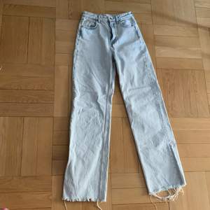 Jeans från Zara i modell Wide leg storlek: 34. Säljs pågrund av att de inte kommer till användning. 😊 Priset + frakt! 