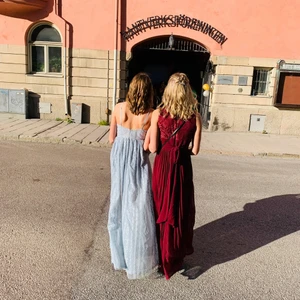 Balklänning - Säljer min blåa balklänning med slits fram, som endast är använd en gång:) Den är med andra ord som ny! Klänningen jag säljer är alltså den till vänster på första bilden. 