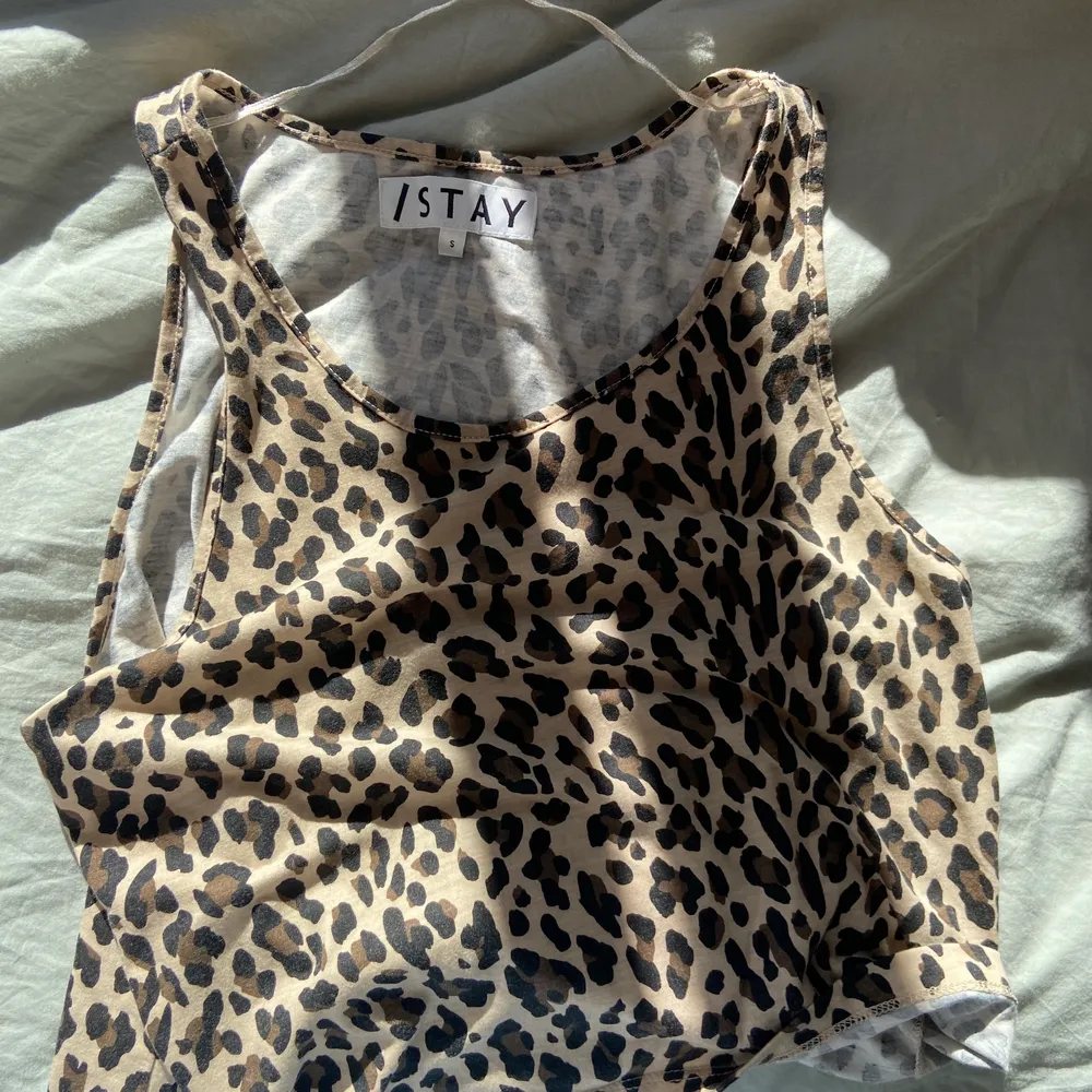 Jättefint leopardmönstrat linne från Stay! Linnet är cropped och i storleken S! Perfekt inför sommaren och till fest❣️. Toppar.